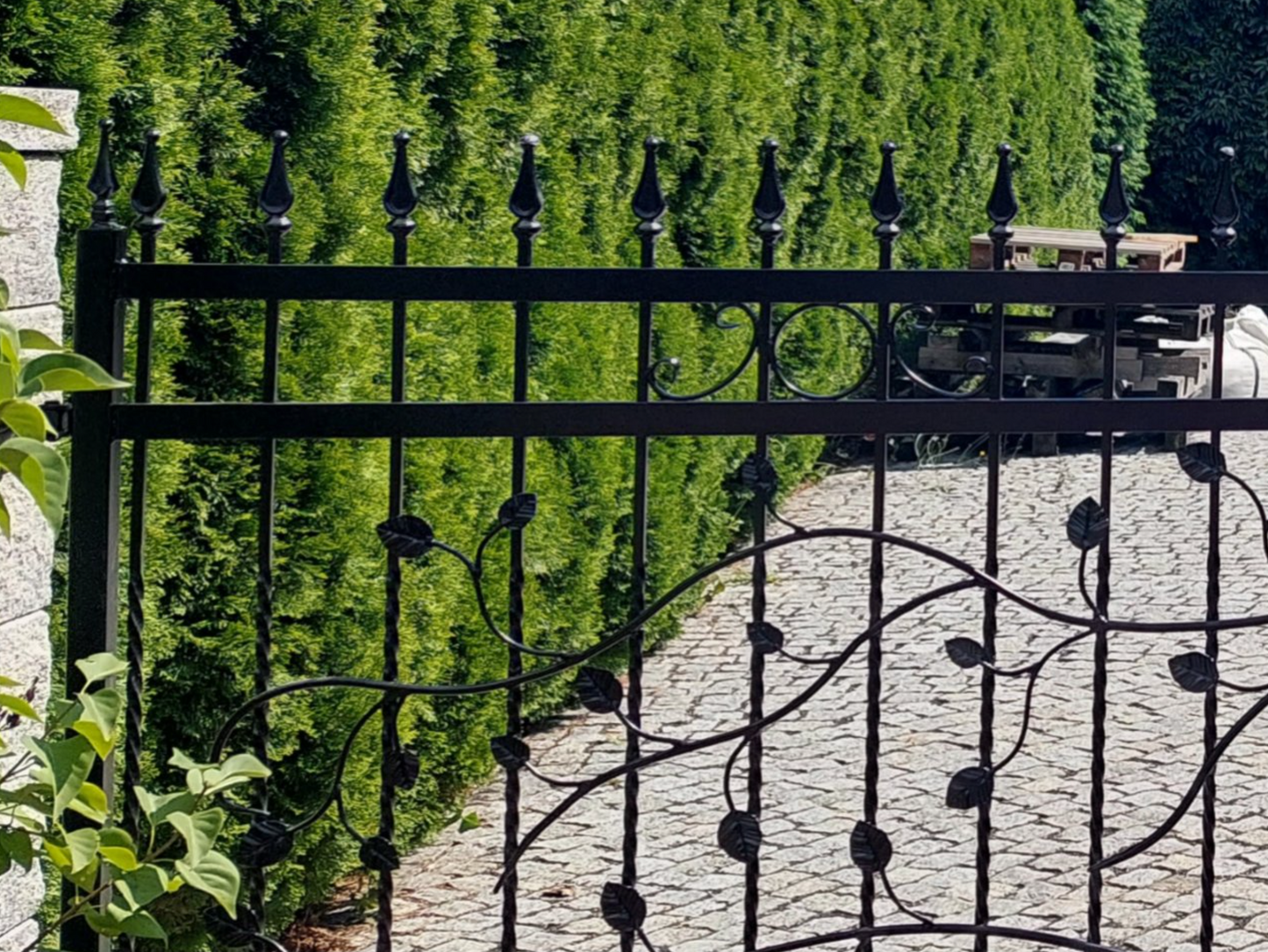 Doppelflügel Schmiedetor "Leaves" inkl. 2 Pfosten und Zubehör