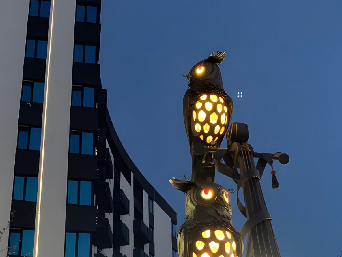 Eulen auf Kontrabass - Metallskulptur - Statue