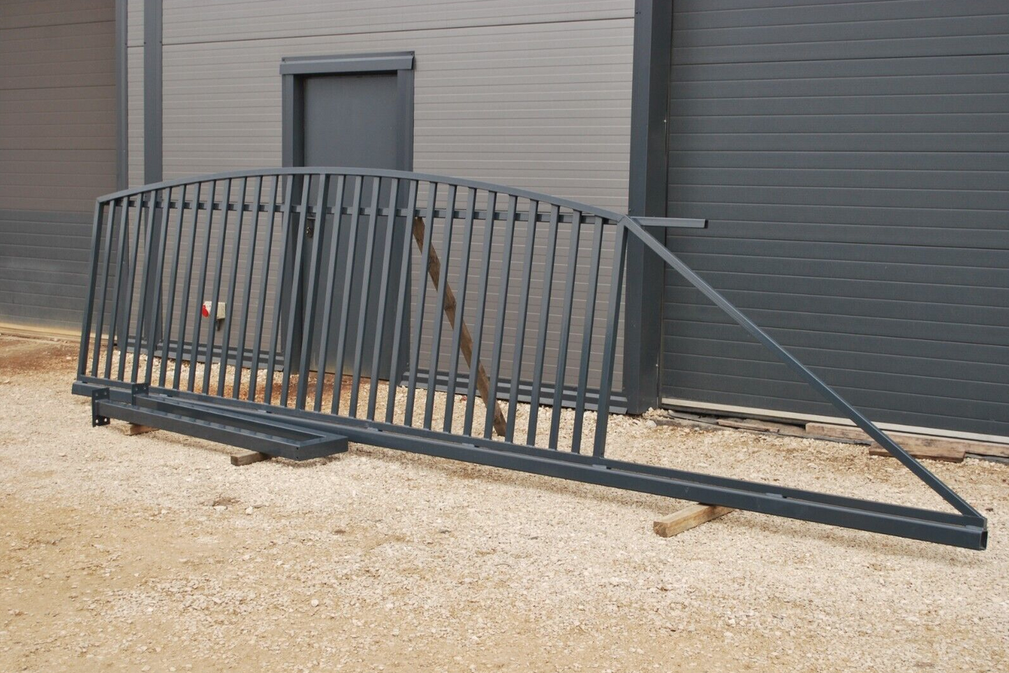 Freitragendes Schiebetor mit E-Antrieb