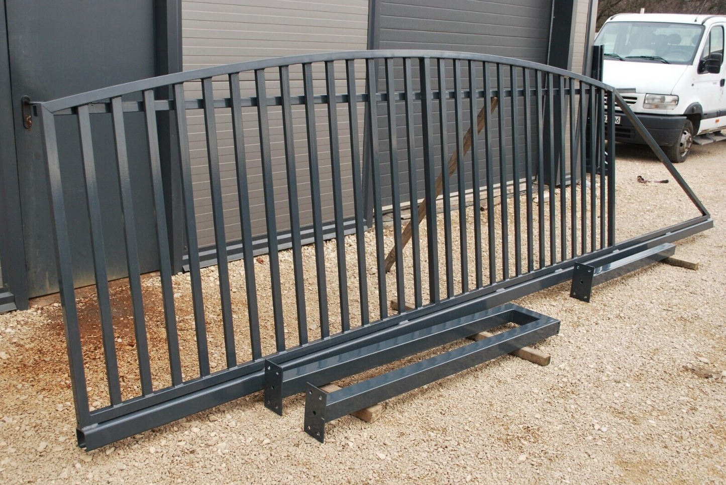 Freitragendes Schiebetor mit E-Antrieb