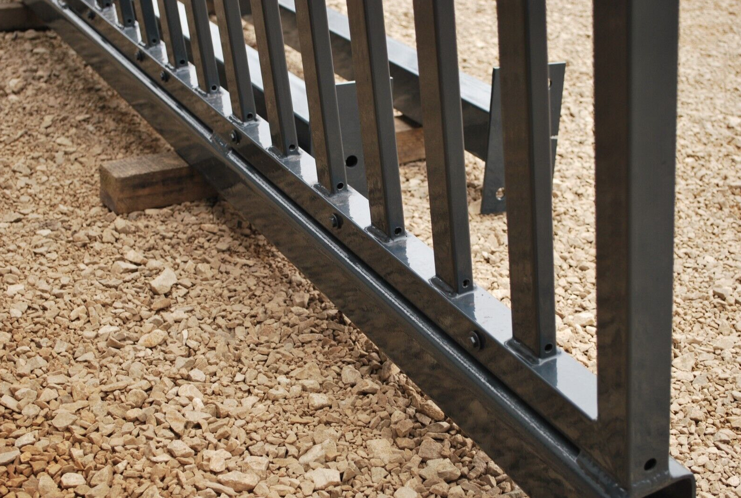 Freitragendes Schiebetor mit E-Antrieb