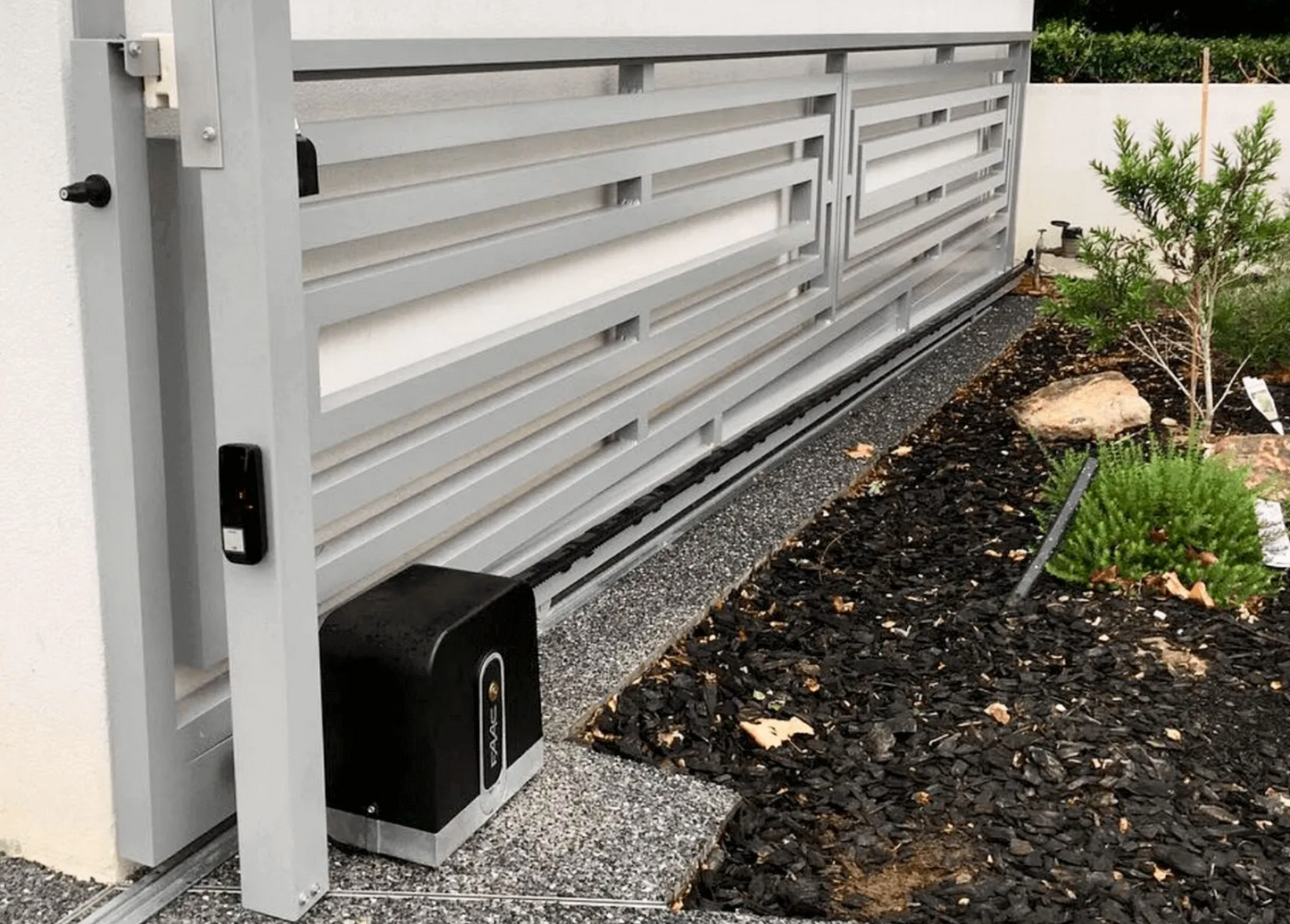 Freitragendes Schiebetor mit E-Antrieb