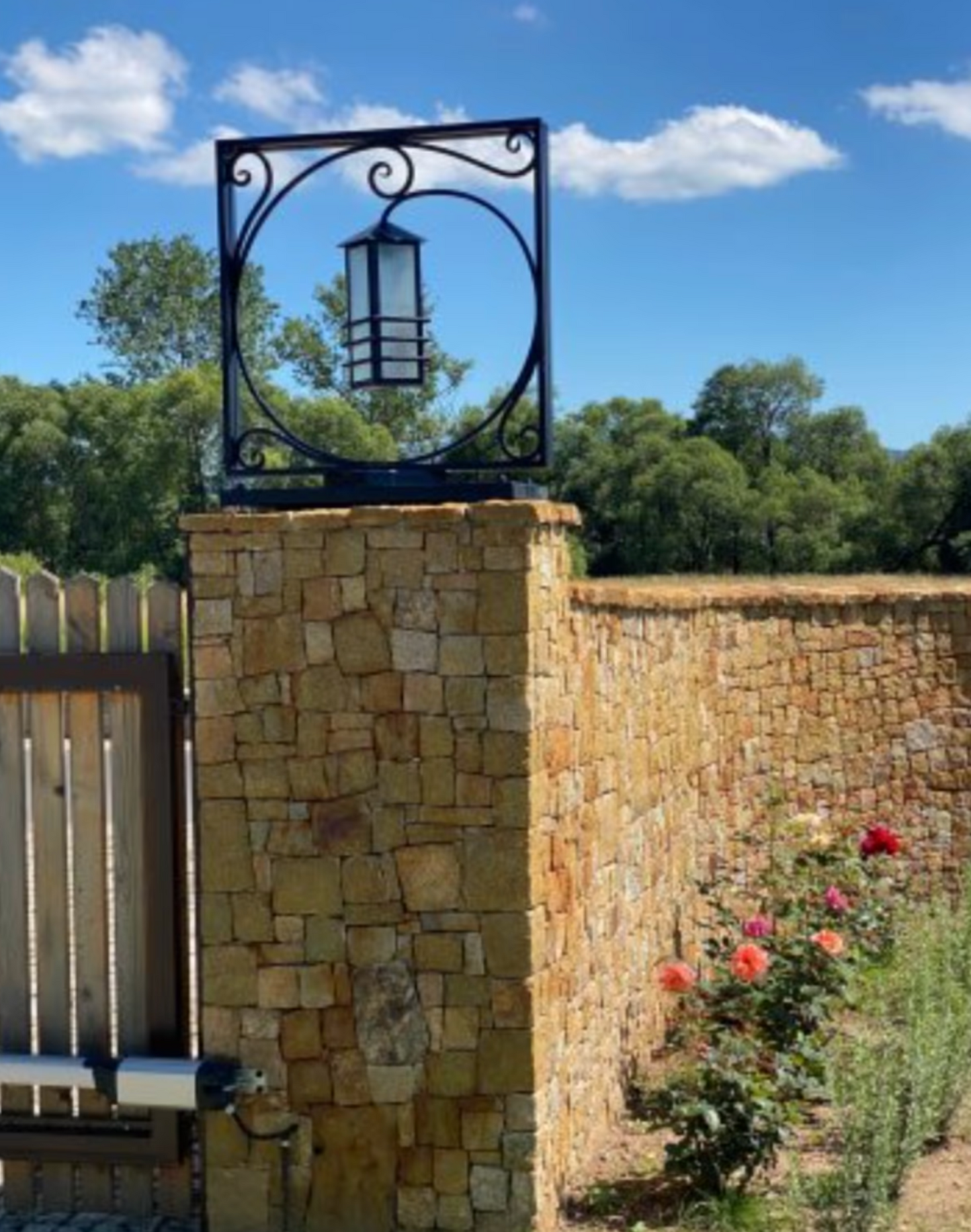 Geschmiedete Gartenleuchte aus Metall auf Maß