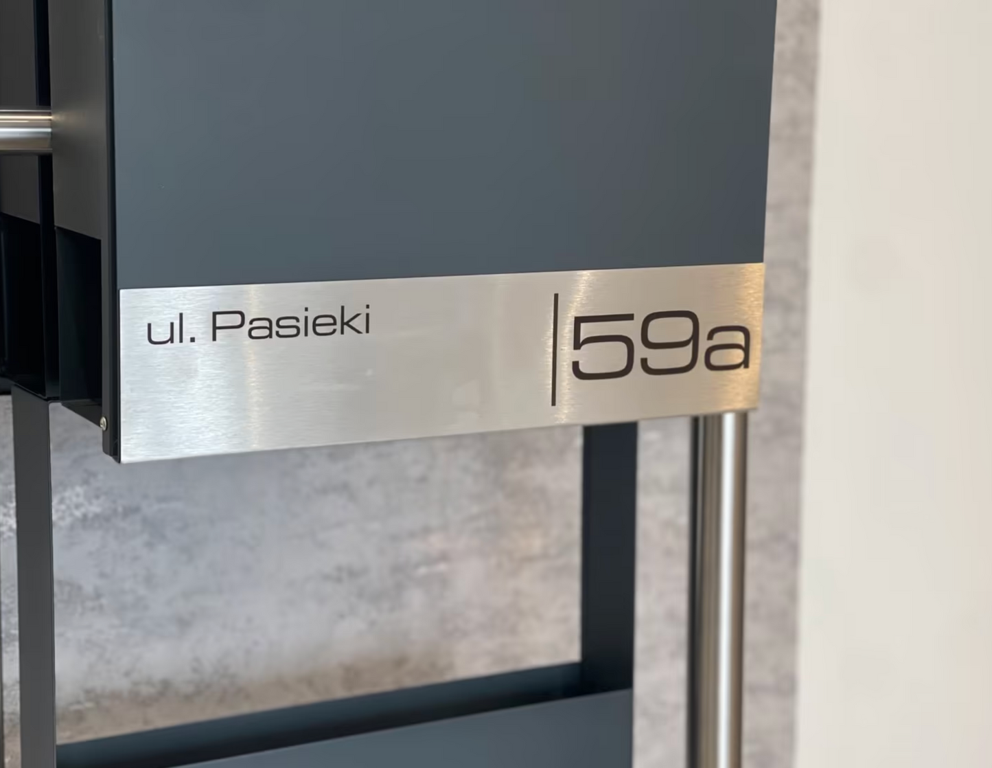 Briefkasten mit Blumenkasten und Gravur | Siebert