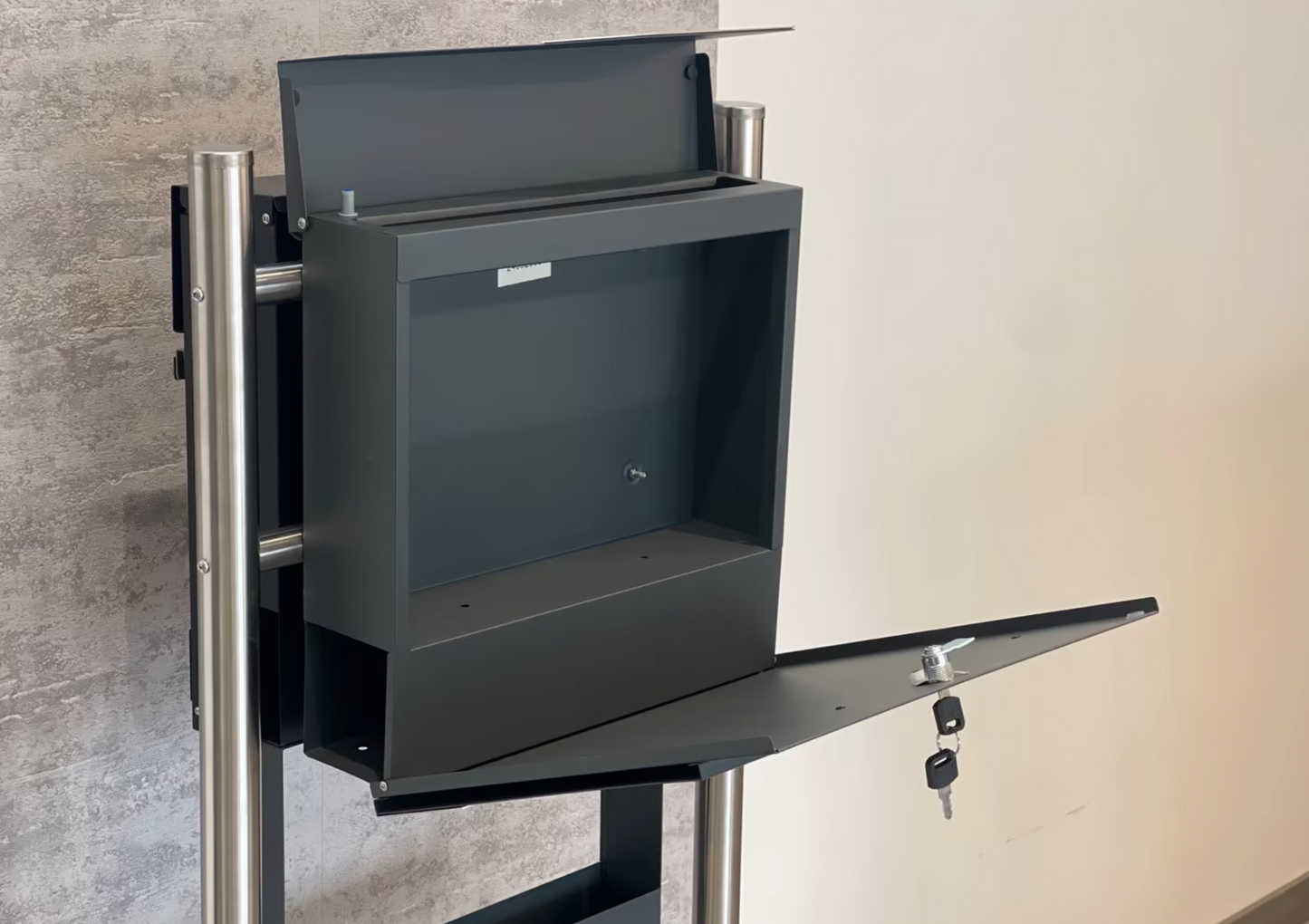 Briefkasten mit Blumenkasten und Gravur | Siebert