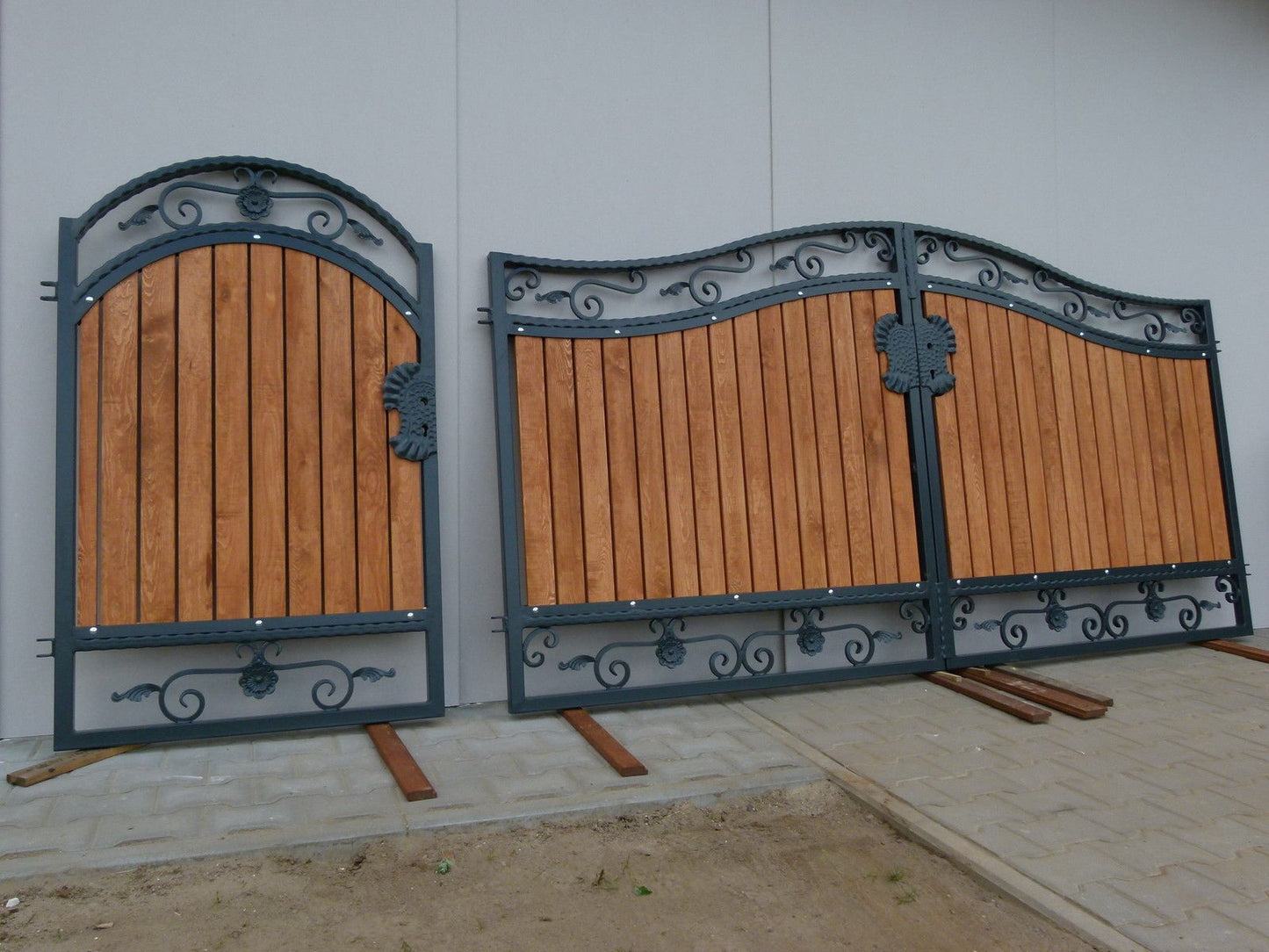 Schmiedetoranlage "Modena" 520x160cm mit Holzfüllung