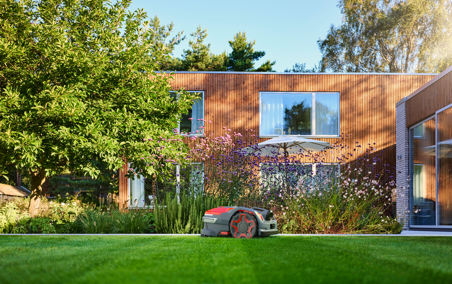 CRAMER AiConic Mähroboter mit KI & SAT Technologie